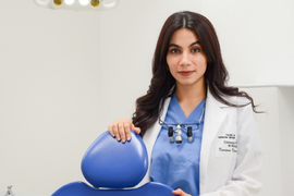 L'étudiante Karimen Khedara en clinique.